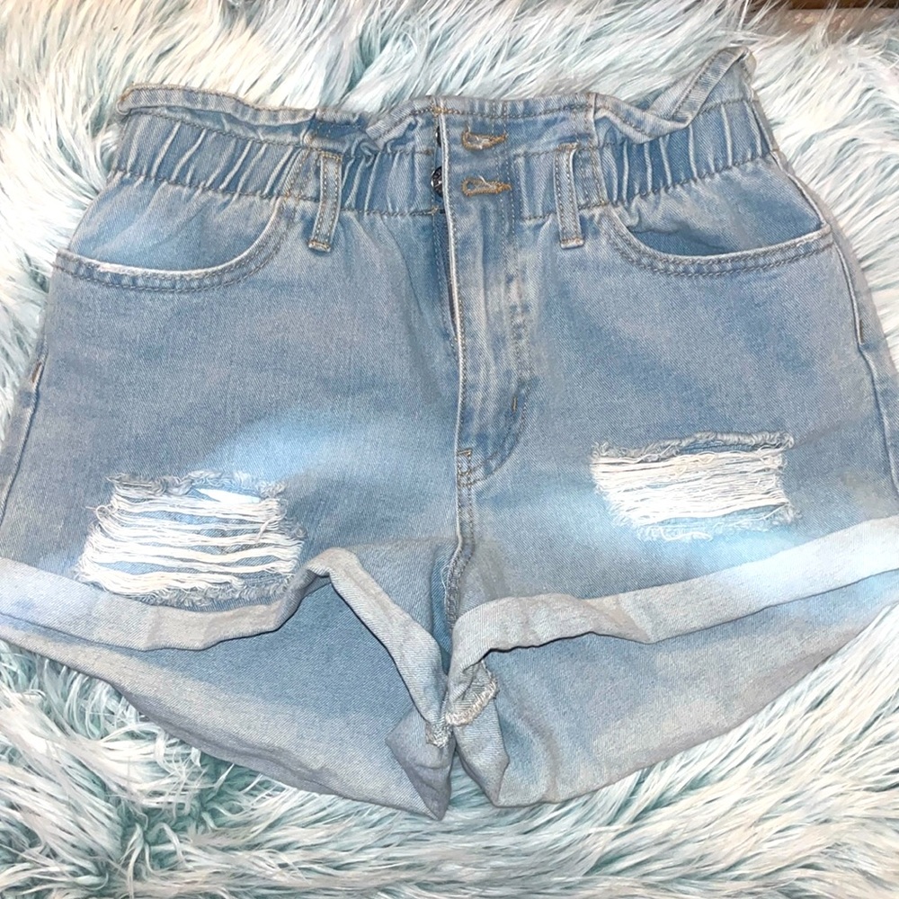 NWOT Distressed cuffed high rise stretch shorts!